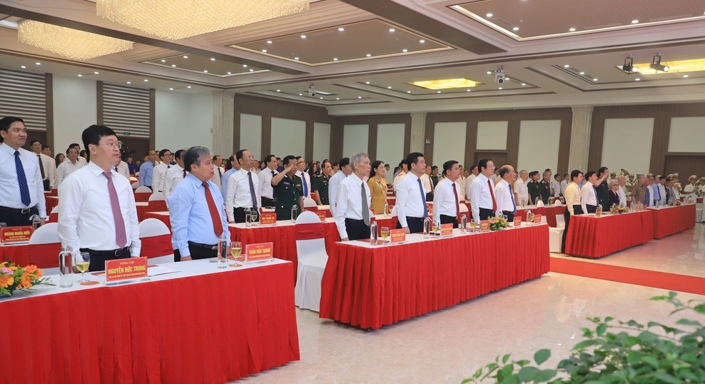 Các đại biểu thực hiện nghi lễ chào cờ. Ảnh: Quang Đại