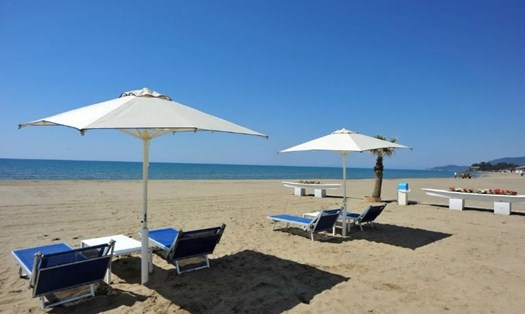 Một bãi biển ở Castiglione della Pescaia, Italia chuẩn bị mở cửa trở lại. Ảnh: Reuters.