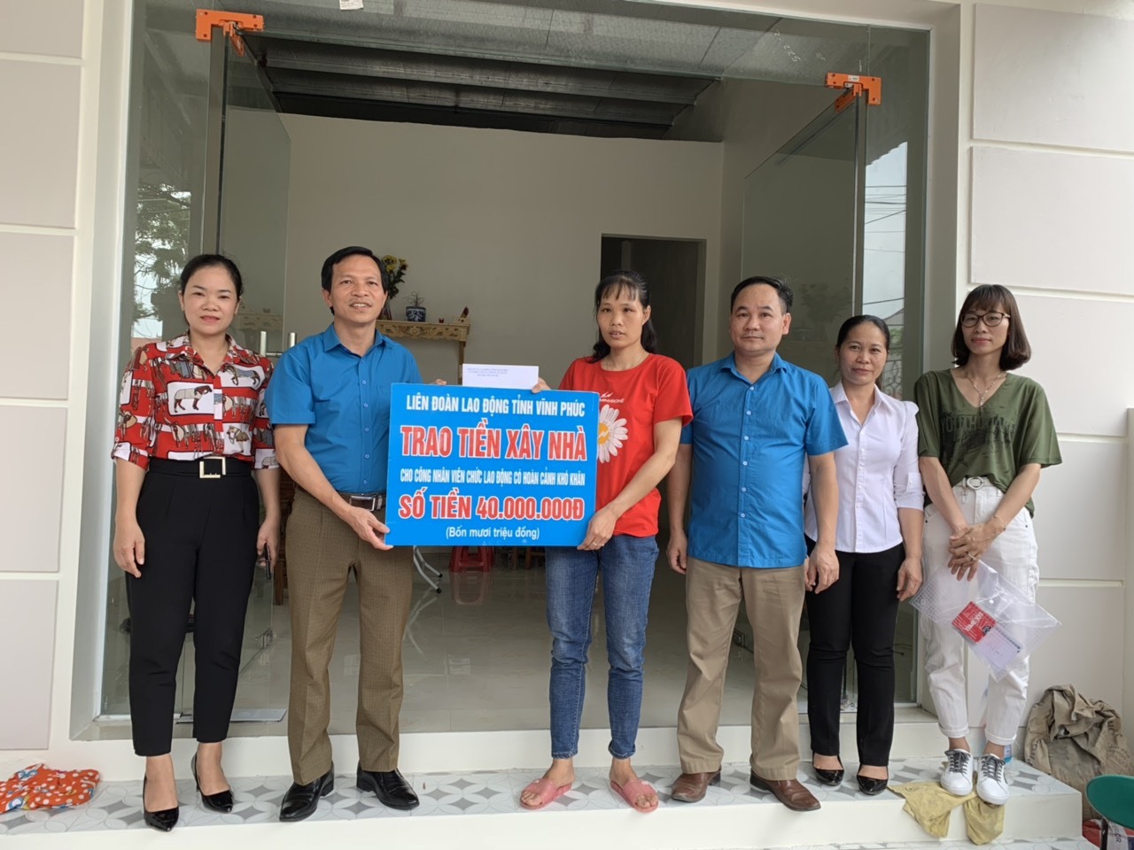 Đại diện lãnh đạo LĐLĐ tỉnh, LĐLĐ thành phố, Ban Chấp hành Công đoàn Công ty  trao tiền hỗ trợ cho gia đình chị Hậu. Ảnh: Huyền Trang