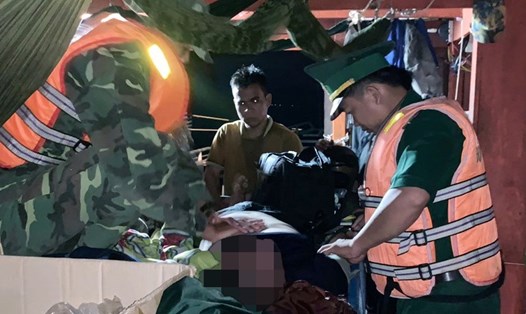 Quân y Bộ đội Biên phòng tỉnh Quảng Nam cấp cứu cho nạn nhân. Ảnh: Hồng Anh