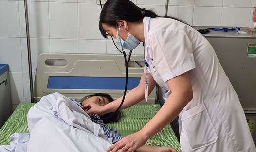 Một trường hợp học sinh lớp 5B Trường tiểu học Quốc Tuấn đang điều trị tại Khoa Tiêu Hóa Bệnh viện trẻ em Hải Phòng. Ảnh: ĐL