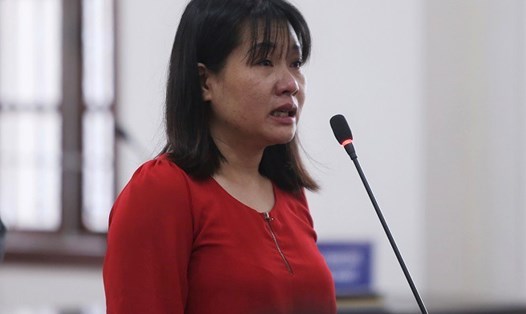 Bị cáo Nguyễn Thị Thu Loan nghẹn ngào trong phần tự bào chữa hôm 15.5. Ảnh: P.Du.