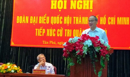 Bí thư Thành ủy TPHCM Nguyễn Thiện Nhân trả lời ý kiến của cử tri quận Tân Phú.   Ảnh: Minh Quân