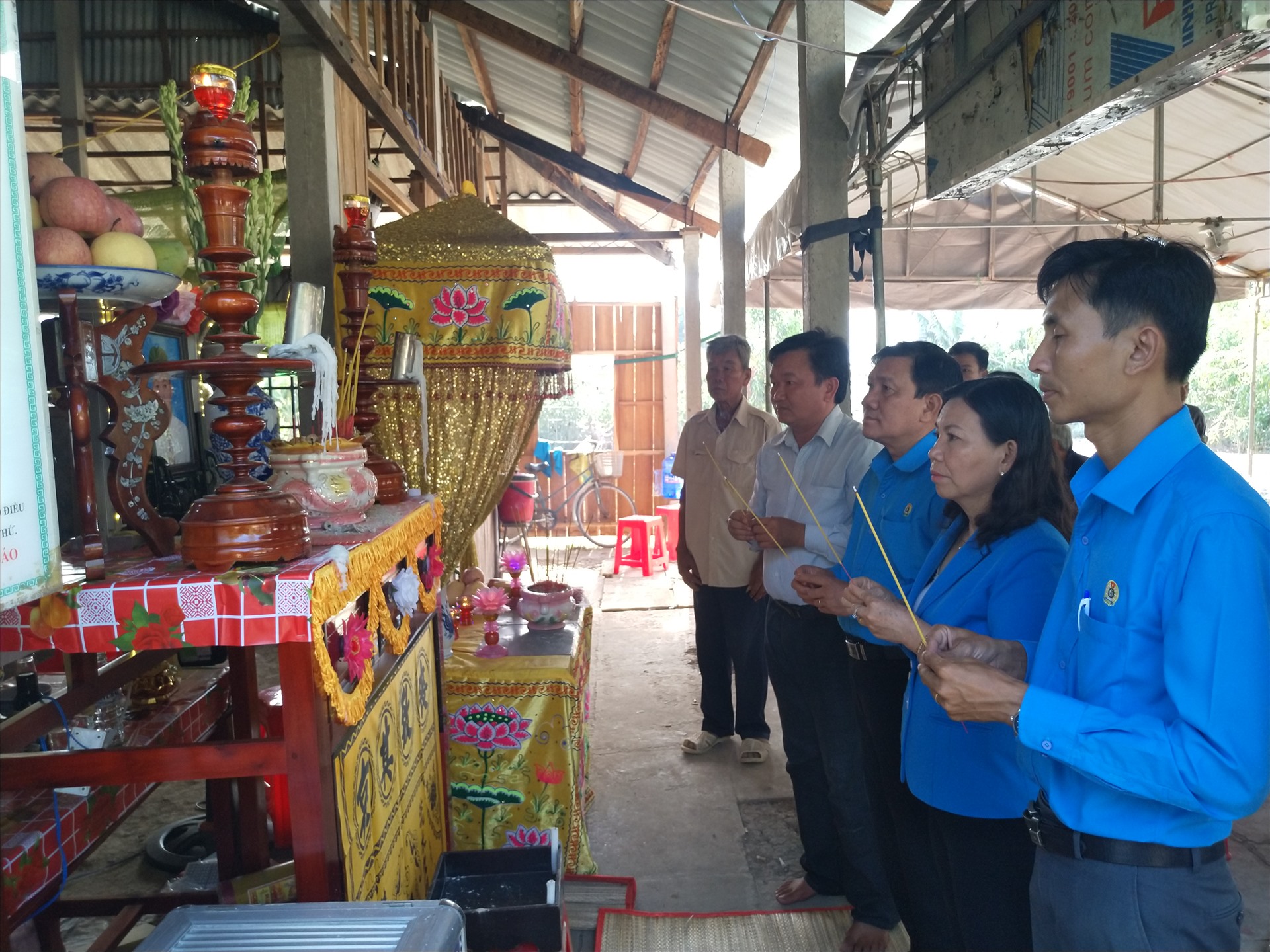 Tổ chức công đoàn viếng lễ tang anh Minh Nhựt. Ảnh: K.Q
