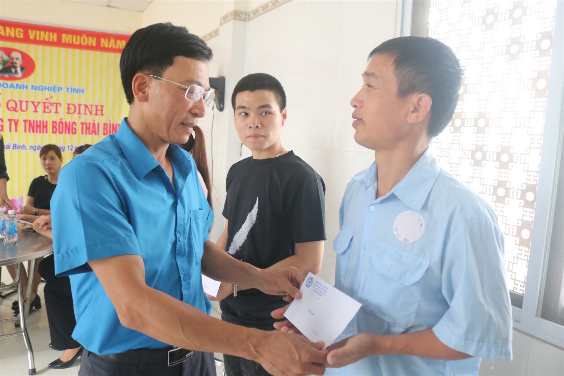 Đồng chí Nguyễn Thanh Bình – Phó Chủ tịch LĐLĐ tỉnh trao quà cho công nhân thuộc công ty TNHH Bông Thái Bình. Ảnh: Bá Mạnh