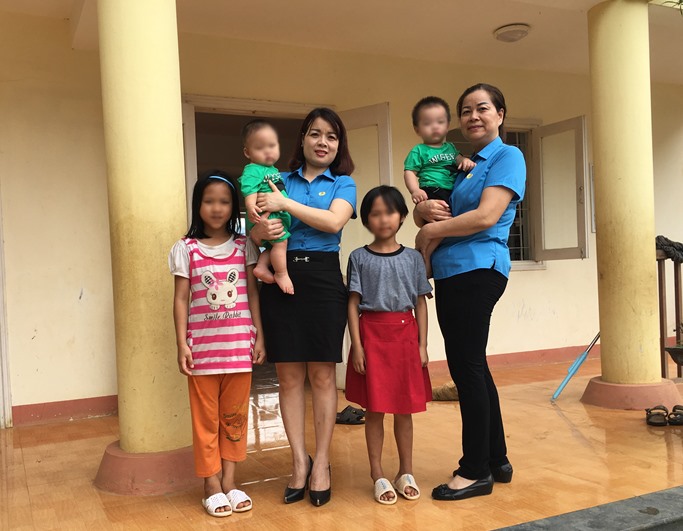 Cán bộ LĐLĐ tỉnh thăm các cháu mồ côi tại Trung tâm công tác xã hội tỉnh Lào Cai. Ảnh: Sền Thu