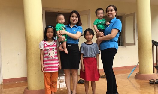Cán bộ LĐLĐ tỉnh thăm các cháu mồ côi tại Trung tâm công tác xã hội tỉnh Lào Cai. Ảnh: Sền Thu