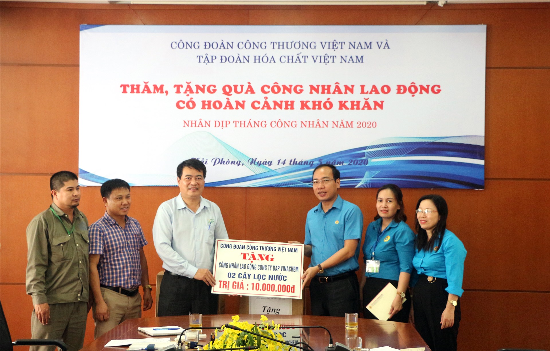 Đồng chí Trần Quang Huy (thứ 3 từ phải sang) tặng quà cho đoàn viên, NLĐ. Ảnh: Xuân Tùng
