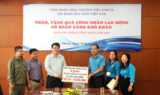 Đồng chí Trần Quang Huy (thứ 3 từ phải sang) tặng quà cho đoàn viên, NLĐ. Ảnh: Xuân Tùng
