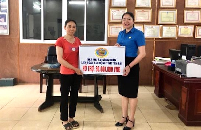Đồng chí Nguyễn Thị Hồng Hương, Chủ tịch LĐLĐ huyện Yên Bình (bên phải) trao hỗ trợ làm nhà “Mái ấm công đoàn” cho đoàn viên có hoàn cảnh khó khăn. Ảnh: Hà Huy