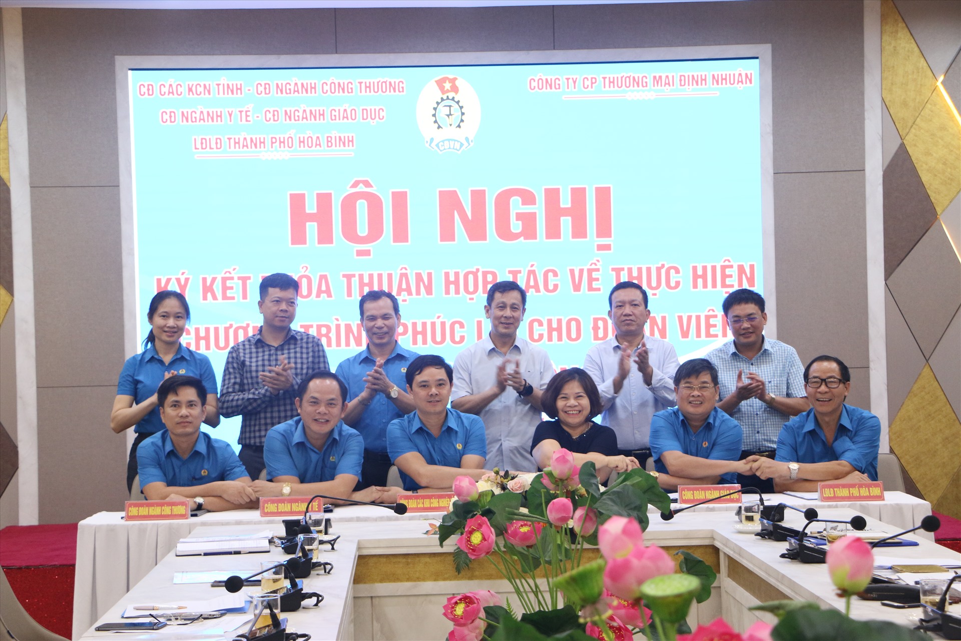 Đại diện các bên ký kết thỏa thuận hợp tác. Ảnh: Mạnh Cường