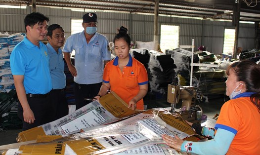 Đại diện LĐLĐ TPHCM, LĐLĐ Quận 8 trao đổi với công nhân Công ty Hải Sơn về an toàn lao động trong nhà xưởng. Ảnh Đức Long