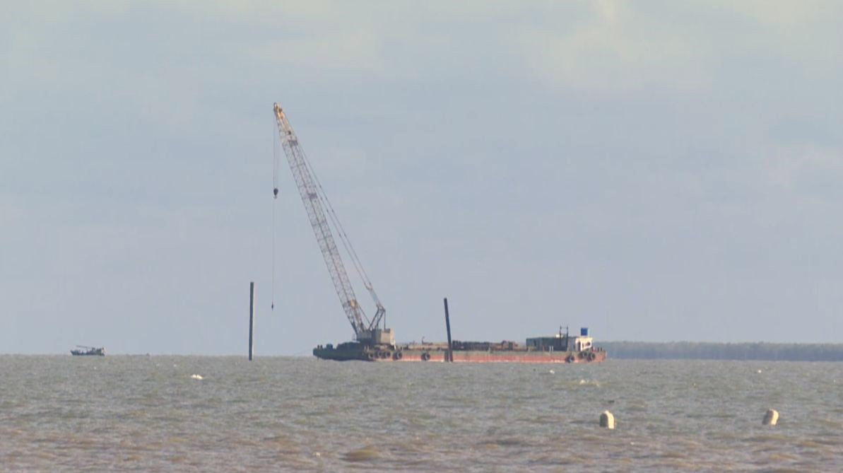 Ngư dân cho rằng có đến 4 trụ của Điện gió Tân Thuận đang thi công nằm ngay luồng cửa biển Gành Hào. Ảnh Nhật Hồ