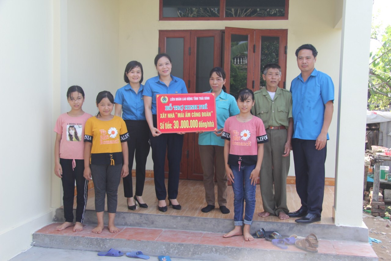 Lãnh đạo Liên đoàn Lao động tỉnh và huyện trao hỗ trợ kinh phí xây nhà cho đoàn viên Phạm Thị Đức. Ảnh: Bá Mạnh