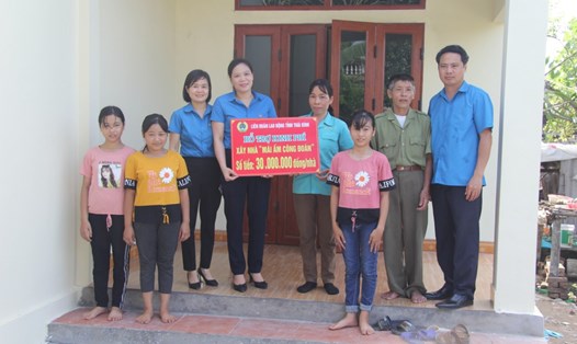 Lãnh đạo Liên đoàn Lao động tỉnh và huyện trao hỗ trợ kinh phí xây nhà cho đoàn viên Phạm Thị Đức. Ảnh: Bá Mạnh