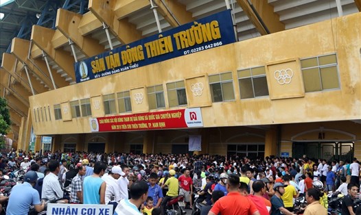 Sân Thiên Trường từng gây sốt với trận Nam Định - HAGL ở V.League 2019. Ảnh: Hữu Phạm