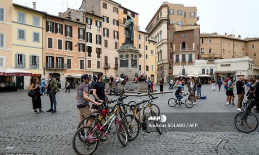 Người dân tập trung đạp xe tại quảng trường Campo di Fiori ở trung tâm thủ đô Rome ngày 16.5. Ảnh: AFP