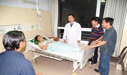 Thượng uý Lê Mạnh Linh đang được chăm sóc tích cực tại Bệnh viện Đồng Nai. Ảnh: Công an cung cấp