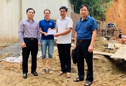 Lãnh đạo Công đoàn Viên chức tỉnh Yên Bái trao hỗ trợ xây nhà “Mái ấm Công đoàn” cho đoàn viên Hoàng Thị Thanh Huyền. Ảnh: Hồng Hạnh