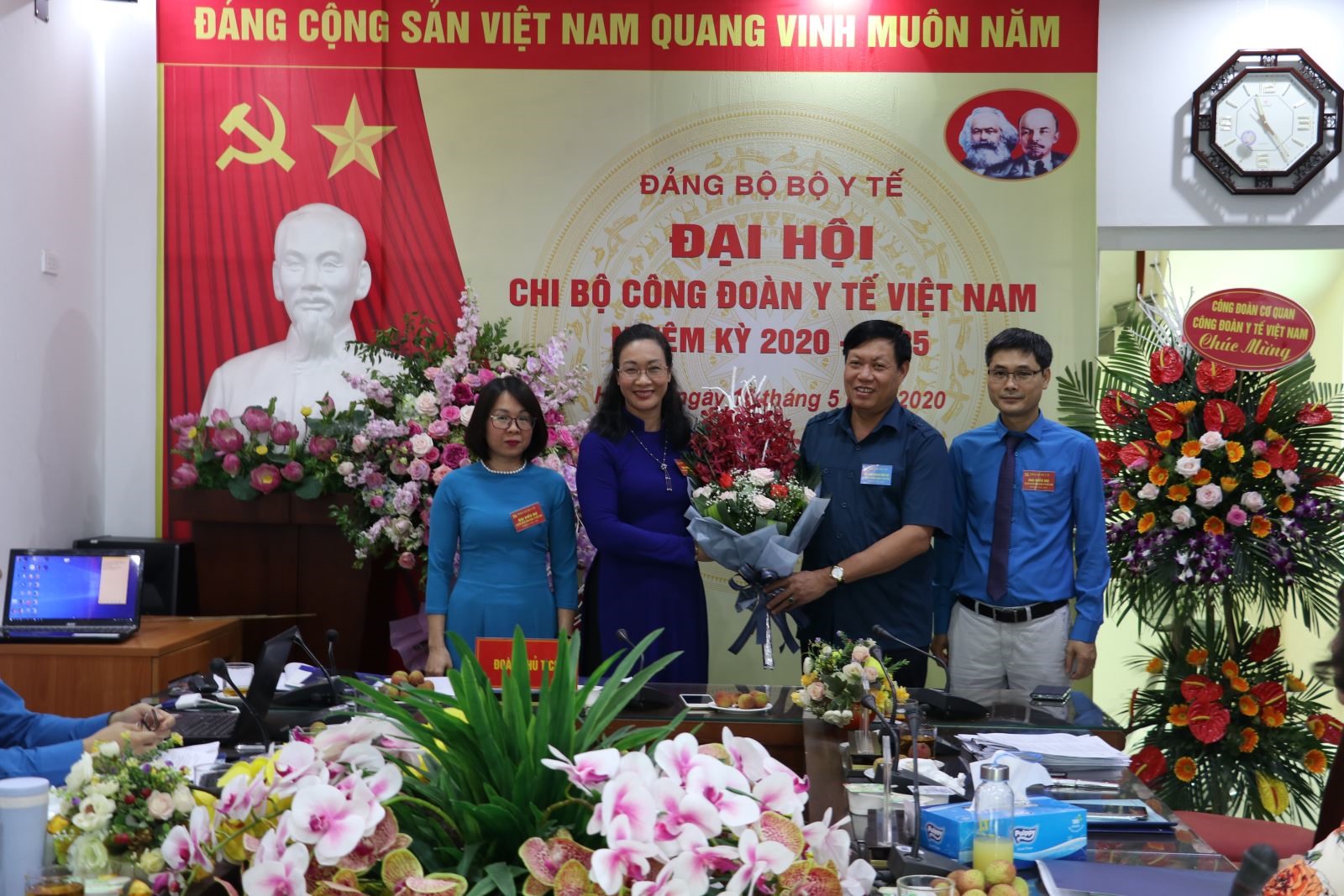 Đồng chí Đỗ Xuân Tuyên chúc mừng Chi ủy Công đoàn Y tế Việt Nam nhiệm kỳ 2020 - 2025. Ảnh: Lan Anh