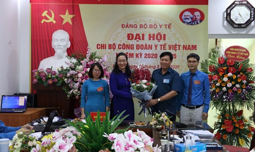 Đồng chí Đỗ Xuân Tuyên chúc mừng Chi ủy Công đoàn Y tế Việt Nam nhiệm kỳ 2020 - 2025. Ảnh: Lan Anh