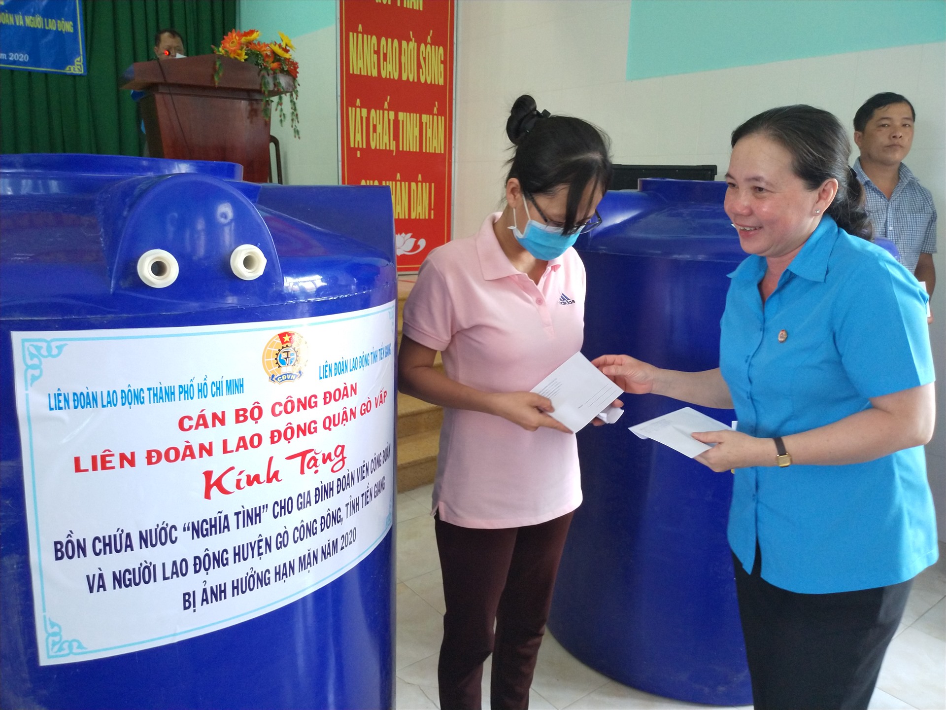 Bà Nguyễn Thị Bạch Yến - Chủ tịch LĐLĐ quận Gò Vấp - trao quà hỗ trợ cho công đoàn viên nghèo huyện Gò Công Đông. Ảnh: K.Q
