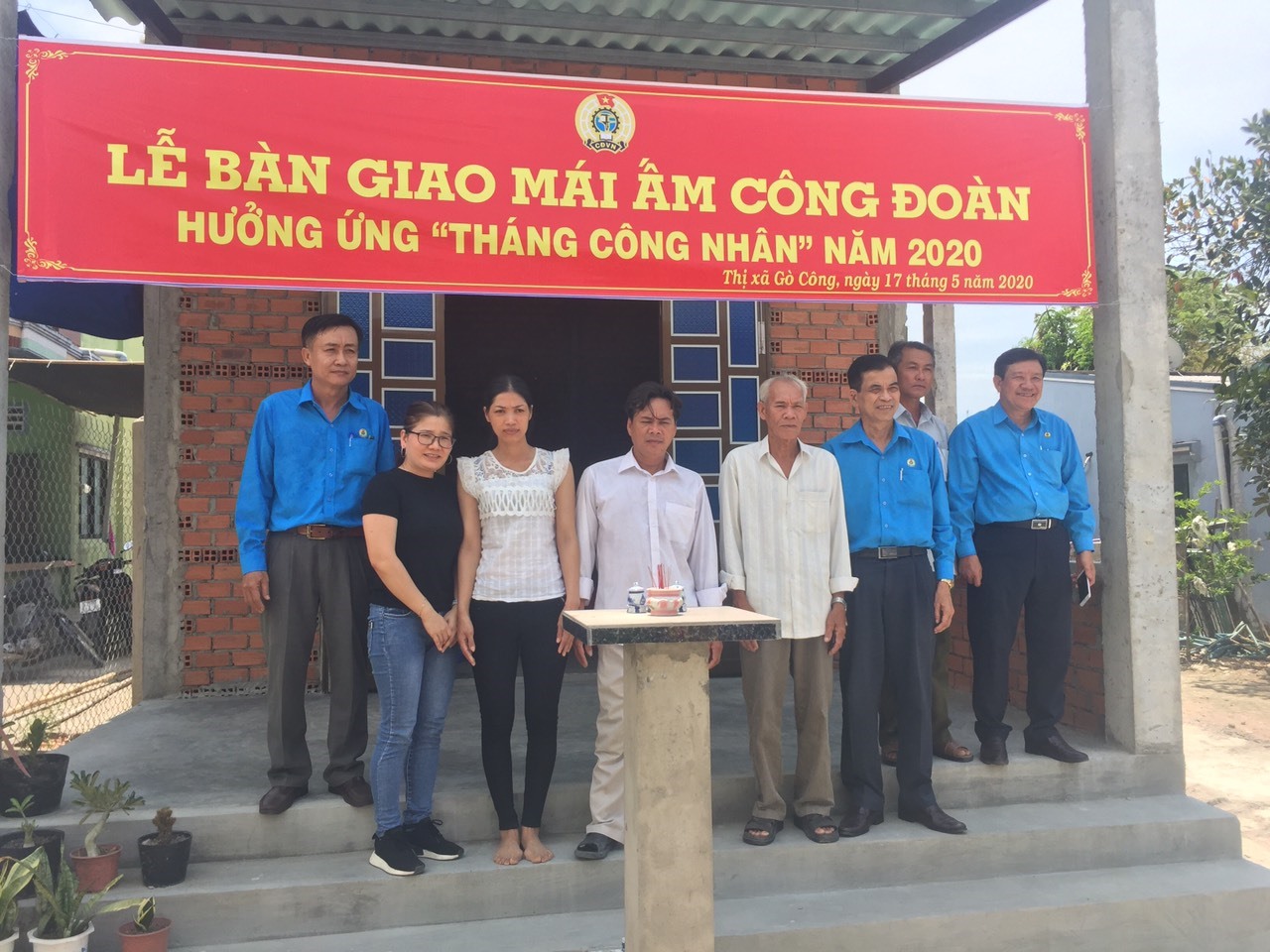 Trao "Mái ấm công đoàn" cho công đoàn viên Nguyễn Thị Bướt. Ảnh: K.Q