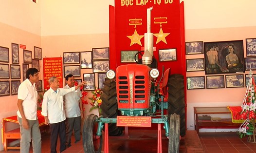 Chiếc máy cày Bác Hồ tặng cho người dân Vĩnh Kim được trưng bày ở nhà truyền thống. Ảnh: Hưng Thơ
