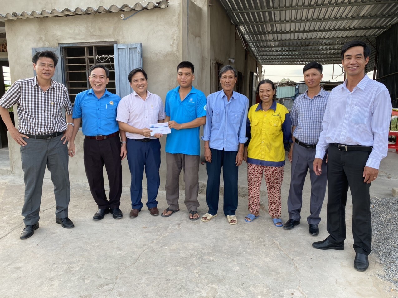 Giám đốc và Chủ tịch công đoàn công ty thăm và tặng quà cho gia đình anh Lê Hồng Hưng. Ảnh: Tiến Hải