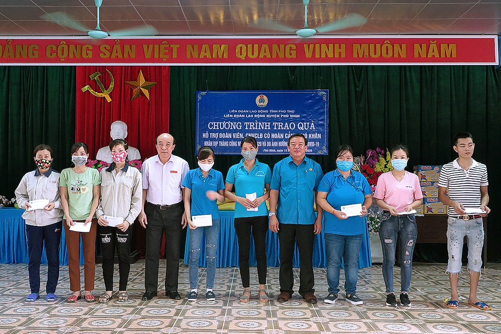 Đồng chí Nguyễn Ngọc Hướng – Phó Chủ tịch LĐLĐ tỉnh; Nguyễn Đức Tấn – Phó Bí thư thường trực huyện ủy Phù Ninh trao quà Tháng Công nhân cho đoàn viên công đoàn. Ảnh: Hoàng Tuấn
