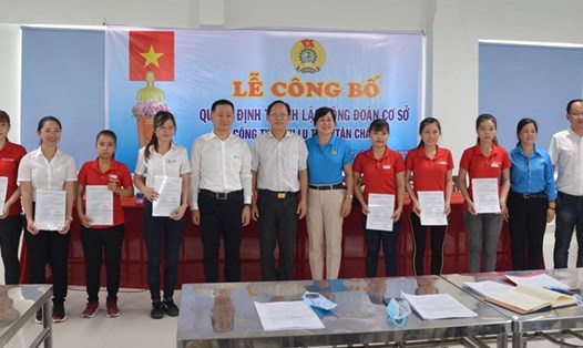 Các đại biểu tham dự chụp ảnh lưu niệp với Ban chấp hành CĐCS vừa ra mắt. Ảnh LĐLĐ Tây Ninh