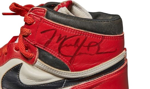 Chữ ký của Michael Jordan trên đôi giày. Ảnh: CNN.