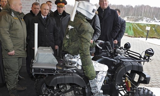 Tổng thống Nga Vladimir Putin kiểm tra robot chiến đấu hình người. Ảnh: Ria Novosti