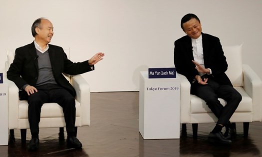 Tỉ phú Jack Ma (phải) và Masayoshi Son. Ảnh: Reuters.