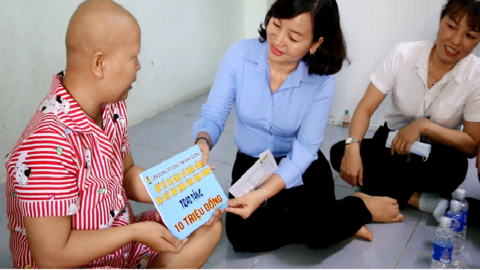 Bà Trương Thị Bích Hạnh đến phòng trọ trao 10 triệu đồng hỗ trợ đoàn viên bị bệnh hiểm nghèo. Ảnh: Hoàng Trung