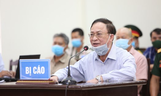 Bị cáo Nguyễn Văn Hiến tại phiên tòa sơ thẩm vụ án sai phạm đất đai. Ảnh: Thông tấn quân sự.