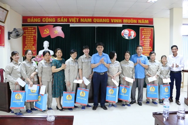 Đồng chí Trần Văn Minh – Phó Chủ tịch Thường trực Liên đoàn Lao động tỉnh (đứng giữa, thứ 7 từ bên trái sang) - cùng lãnh đạo Công ty trao quà cho công nhân lao động. Ảnh: Đức Trí