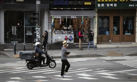 Những người đeo khẩu trang đi bộ ở Itaewon, Seoul. Ảnh: Korea Times.