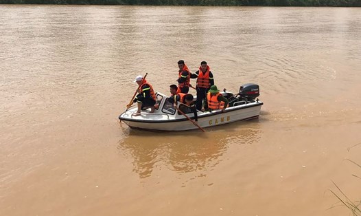 Lực lượng Phòng Cảnh sát PCCC Nghệ An tìm kiếm nạn nhân nghi nhảy cầu sông Hiếu tự vẫn. Ảnh: Tuấn Quỳnh