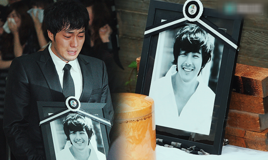 Diễn viên So Ji Sub trong đám tang của Park Yong Ha. Ảnh: Knet