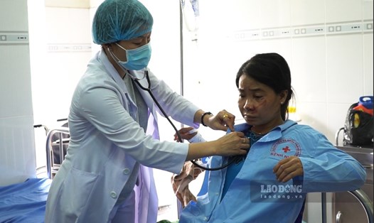 Bác sĩ thăm khám cho bệnh nhân bị thương trong vụ sập công trình xây dựng ở Đồng Nai. Ảnh: Hà Phương.