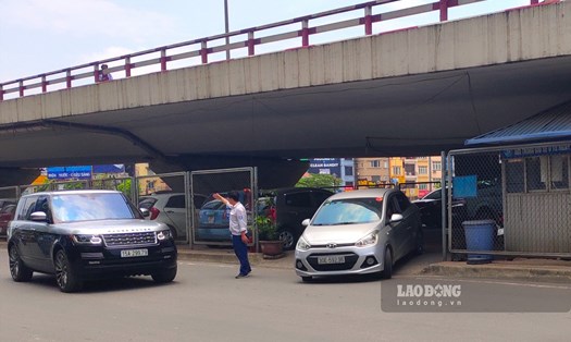 Cho phép sử dụng tạm thời 4 gầm cầu làm điểm trông giữ xe ở Hà Nội. Ảnh: Thanh Hiền
