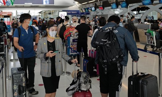 Công dân Việt Nam xếp hàng chờ làm thủ tục tại sân bay. Ảnh: VOV