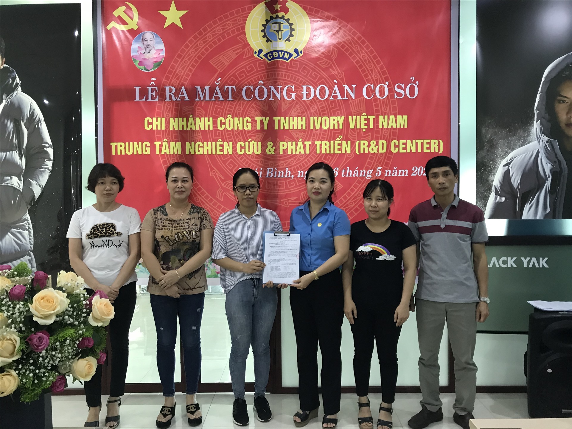 Đồng chí Phí Thị Thanh Huyền - Chủ tịch LĐLĐ Thành Phố trao quyết định thành lập CĐCS cho Ban chấp hành lâm thời. Ảnh: Bá Mạnh