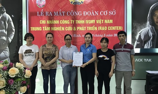 Đồng chí Phí Thị Thanh Huyền - Chủ tịch LĐLĐ Thành Phố trao quyết định thành lập CĐCS cho Ban chấp hành lâm thời. Ảnh: Bá Mạnh