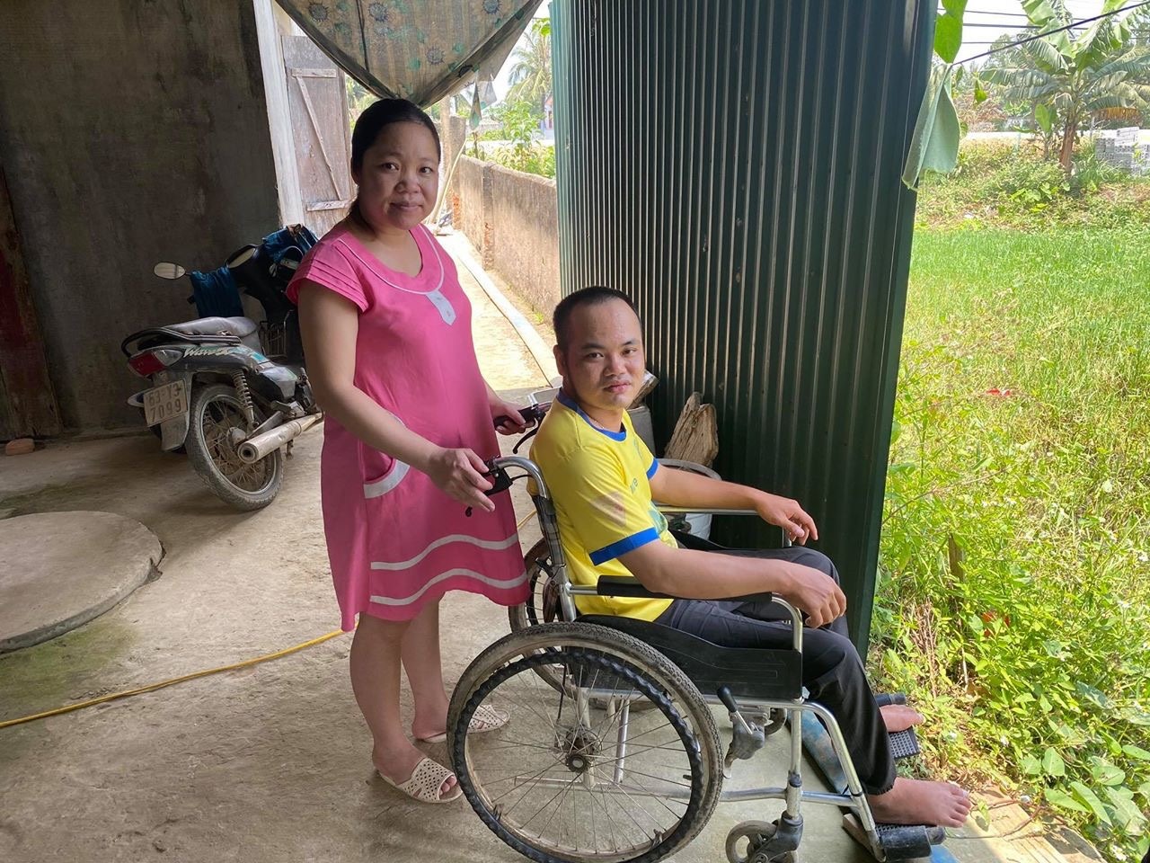 Cặp vợ chồng khuyết tật Can- Thúy chẳng thể ngờ được mình có thể có con. Ảnh: BVCC