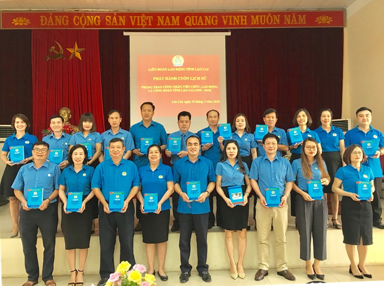 Cuốn sách là tài liệu quý tuyên truyền, giáo dục truyền thống yêu nước, đoàn kết cho cán bộ, đoàn viên và các thế hệ CNVCLĐ tỉnh Lào Cai. Ảnh: Đồng Hồng