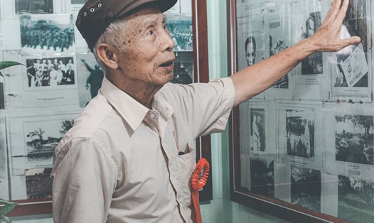 Ông Trần Văn Cao dành nhiều thời gian sưu tầm các hình ảnh, tư liệu hiện vật về Bác Hồ. Ảnh: Yến Anh