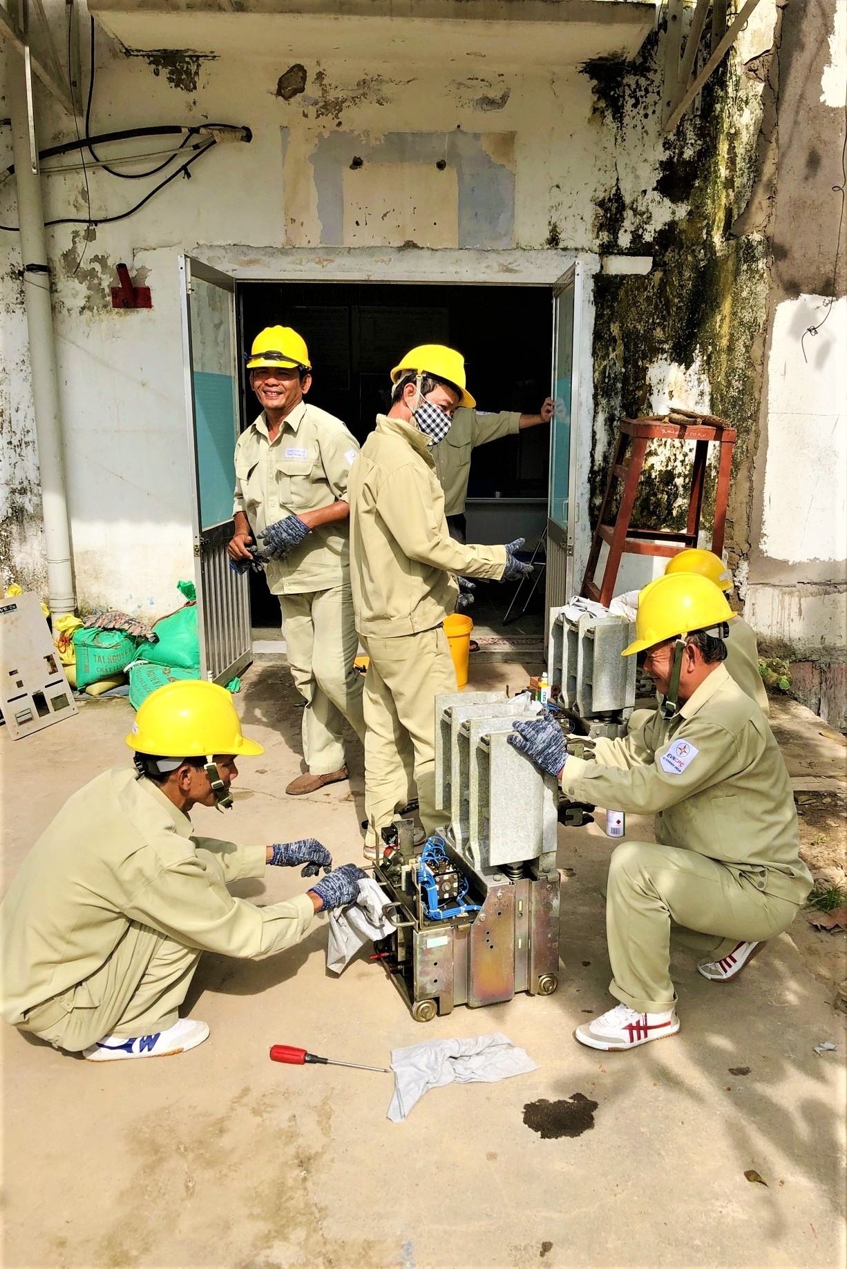 Các kỹ sư điện PC Khánh Hòa đang tiến hành bảo dưỡng máy móc chuẩn bị ứng phó mùa mưa bão. Ảnh: Huy Tôn