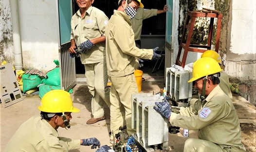 Các kỹ sư điện PC Khánh Hòa đang tiến hành bảo dưỡng máy móc chuẩn bị ứng phó mùa mưa bão. Ảnh: Huy Tôn